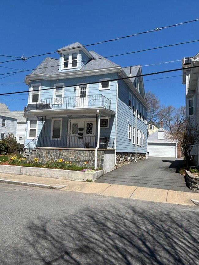 242 Brown St, Unit 240 Brown st in Waltham, MA - Foto de edificio - Building Photo