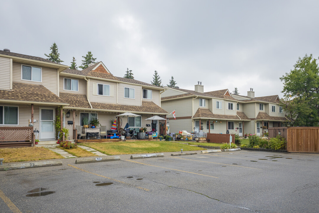 West Heritage Manor in Calgary, AB - Building Photo