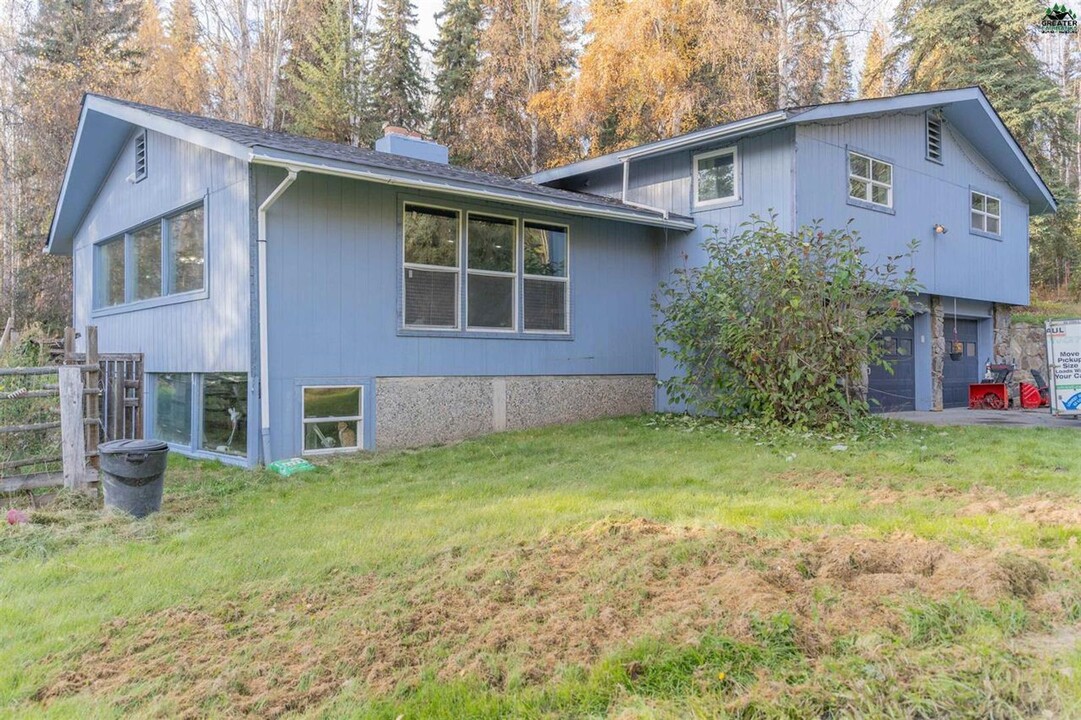 1893 Woodbine Dr in Fairbanks, AK - Building Photo