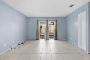 1555 Green Briar Pkwy in Gulf Breeze, FL - Building Photo