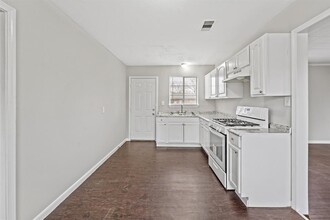 9133 Woodlyn Rd in Houston, TX - Building Photo - Building Photo