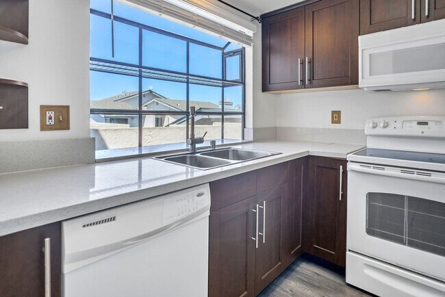 8878 Regents Rd in San Diego, CA - Building Photo - Building Photo