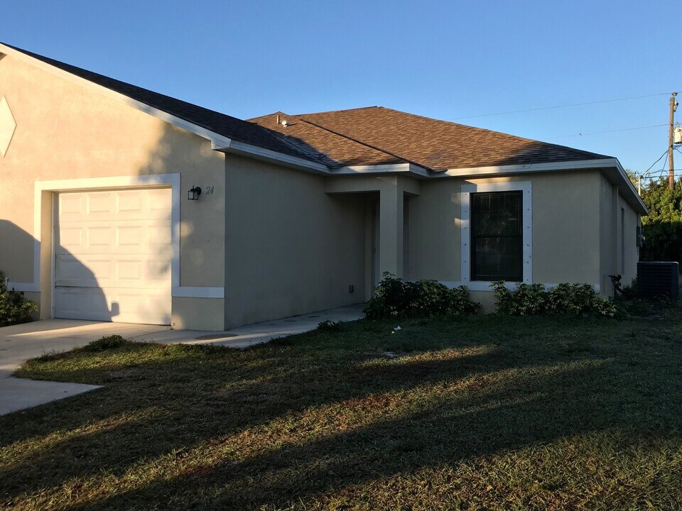 24 SE 24th Ave in Cape Coral, FL - Building Photo