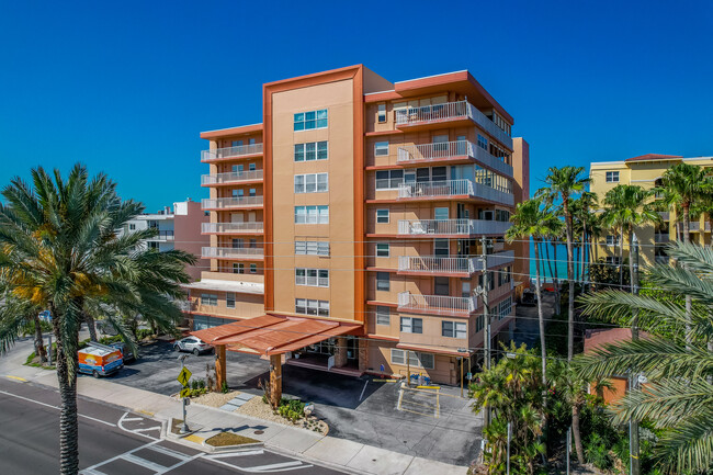 Redington Reef in North Redington Beach, FL - Foto de edificio - Building Photo