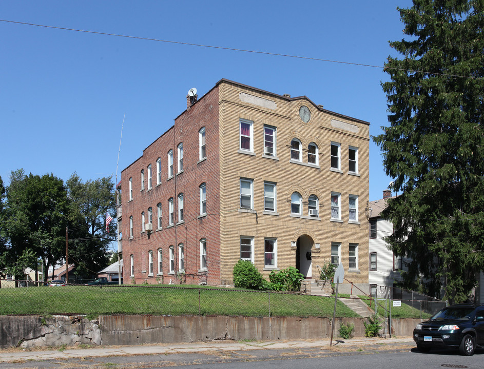 136 West St in New Britain, CT - Building Photo