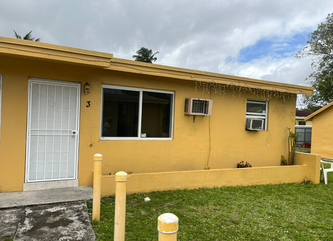 2721 NW 28th St in Miami, FL - Building Photo - Building Photo