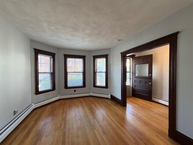 31 Illinois Ave, Unit 1 in Somerville, MA - Foto de edificio - Building Photo