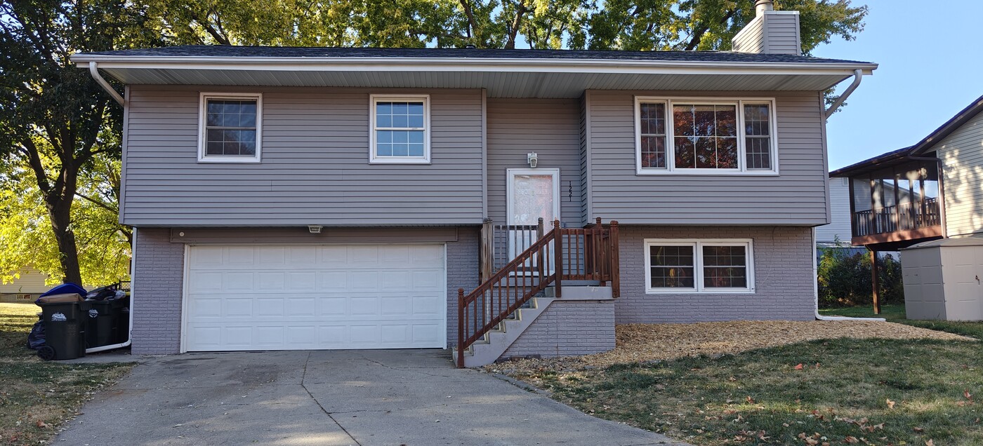 1221 Guildford Ct in Iowa City, IA - Foto de edificio