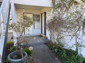 6245 Blueback Rd in Nanaimo, BC - Building Photo - Building Photo