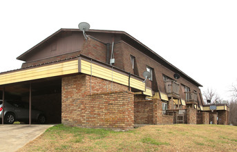 Hilltop Apartments in Claremore, OK - Foto de edificio - Building Photo