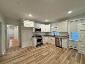 136 Sharon St, Unit 2 in Medford, MA - Building Photo - Building Photo