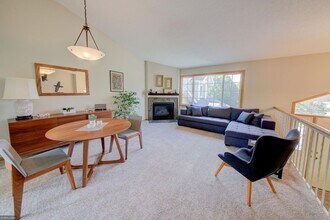 6936 Lake Terrace E in Woodbury, MN - Foto de edificio - Building Photo