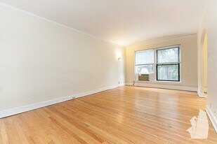 643 W Deming Pl, Unit 304 in Chicago, IL - Building Photo