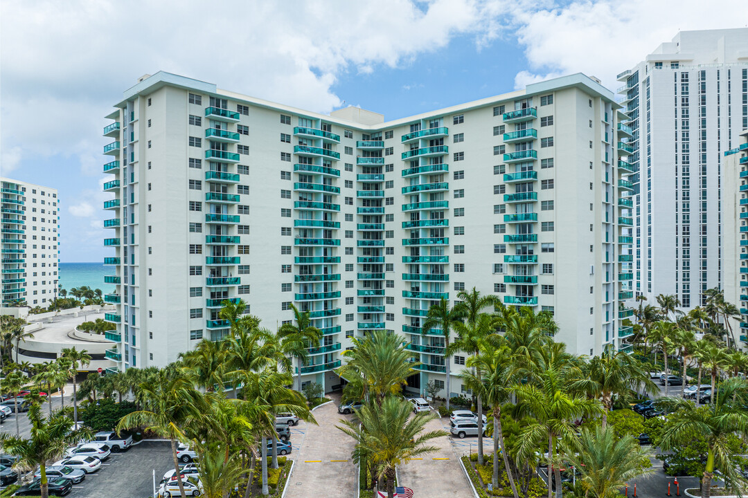 The Tides in Hollywood, FL - Building Photo