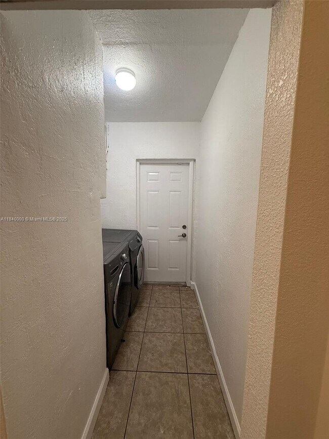 1423 NE 175th St in North Miami Beach, FL - Building Photo - Building Photo