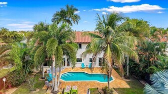 2560 Bass Way in Hollywood, FL - Building Photo