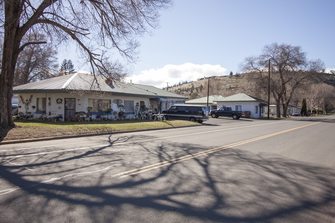 Patio Place in Madras, OR - Building Photo