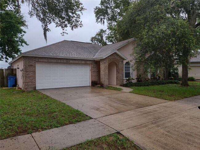 709 Chilt Dr in Brandon, FL - Building Photo - Building Photo
