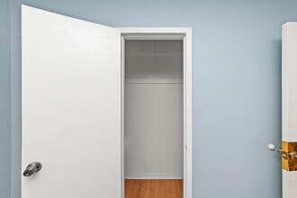 1359 W Touhy Ave, Unit 109 in Chicago, IL - Building Photo - Building Photo