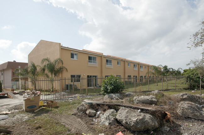 University Trail Condominium in Miami, FL - Building Photo - Building Photo