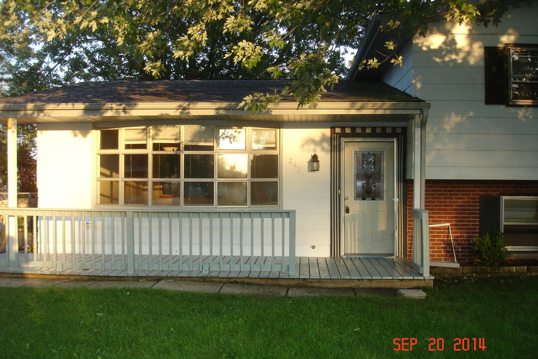 2424 Highland Cir in Lindenhurst, IL - Building Photo
