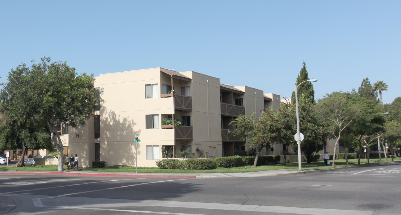 Rosswood Villa in Santa Ana, CA - Building Photo