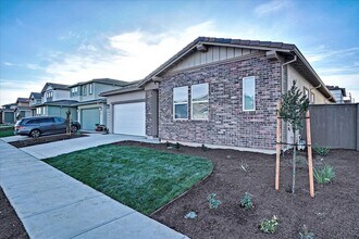 5937 Lakestone Dr in Sacramento, CA - Building Photo - Building Photo