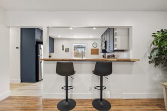 7916-7936 36 Ave NW in Calgary, AB - Building Photo - Building Photo