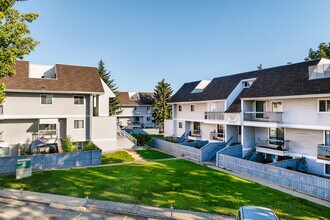 Deerwood Place in Edmonton, AB - Building Photo - Building Photo