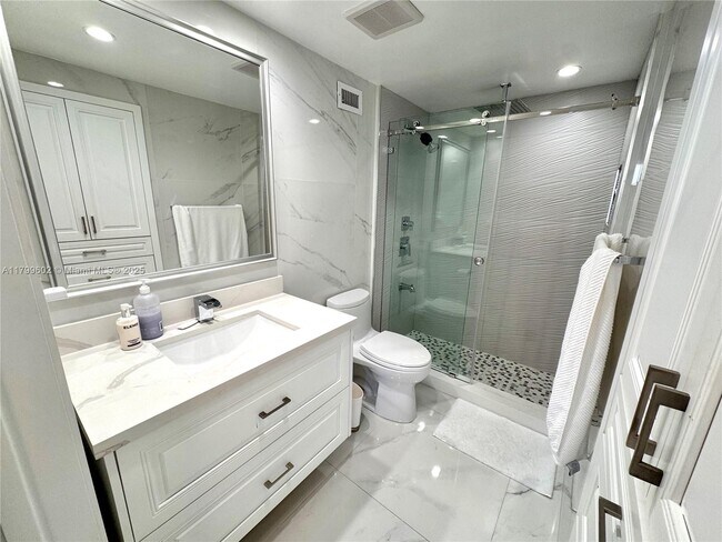 2899 Collins Ave, Unit 1013 in Miami, FL - Building Photo - Building Photo