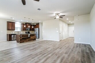 311 Eagle Brook Ln in Buda, TX - Foto de edificio - Building Photo