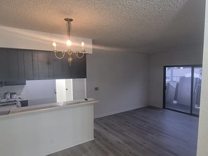 10943 Laurel Canyon Blvd in San Fernando, CA - Building Photo - Building Photo