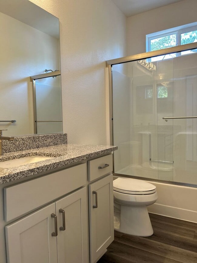 2081 Dennis Ln in Santa Rosa, CA - Building Photo - Building Photo