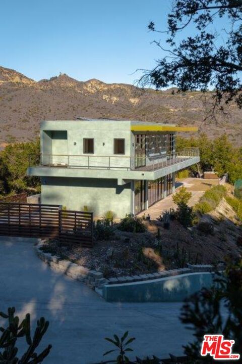 27349 Old Chimney Rd in Malibu, CA - Building Photo - Building Photo