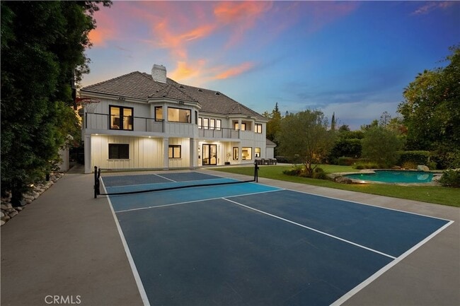 5946 Woodlake Ave in Los Angeles, CA - Foto de edificio - Building Photo