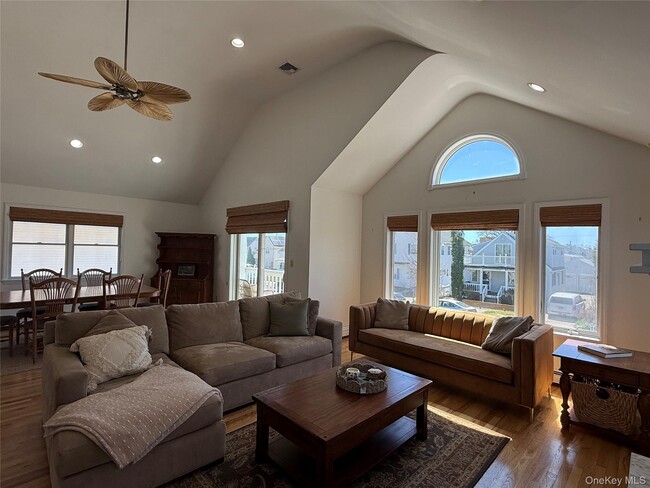 227 W Pine St in Long Beach, NY - Building Photo - Building Photo