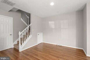6249 Sandpiper Ct in Elkridge, MD - Building Photo