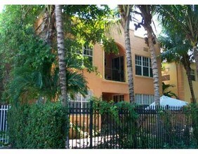 SOUTH BEACH APARTMENT BUILDING in Miami Beach, FL - Foto de edificio - Building Photo