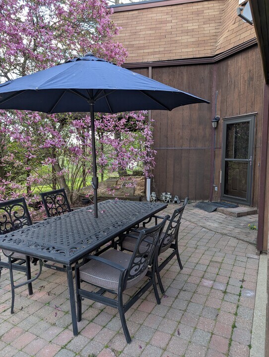 12067 Gearhart Rd, Unit 1 in Burbank, OH - Building Photo