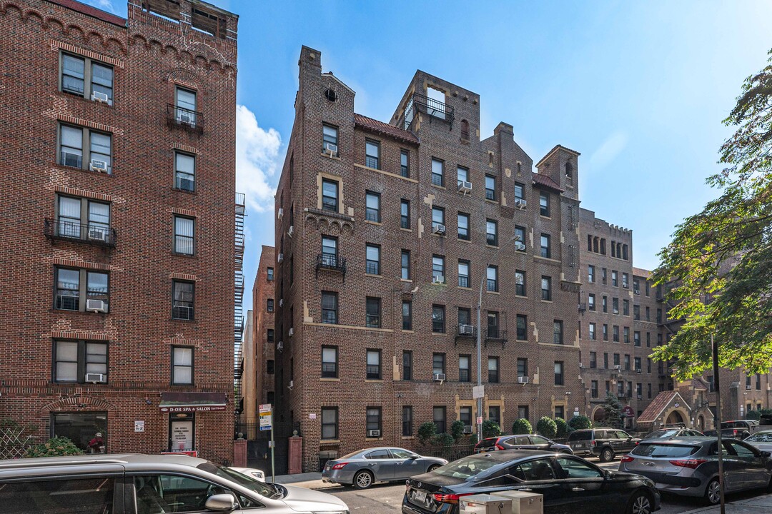 Evergreen Owners in Jackson Heights, NY - Foto de edificio