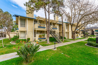 Ridgewood Apartments in Woodland, CA - Building Photo - Building Photo