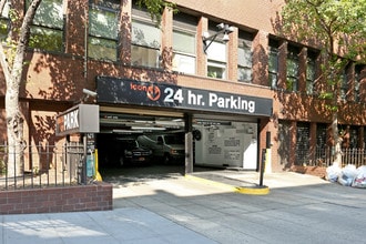 Normandie Court in New York, NY - Foto de edificio - Building Photo