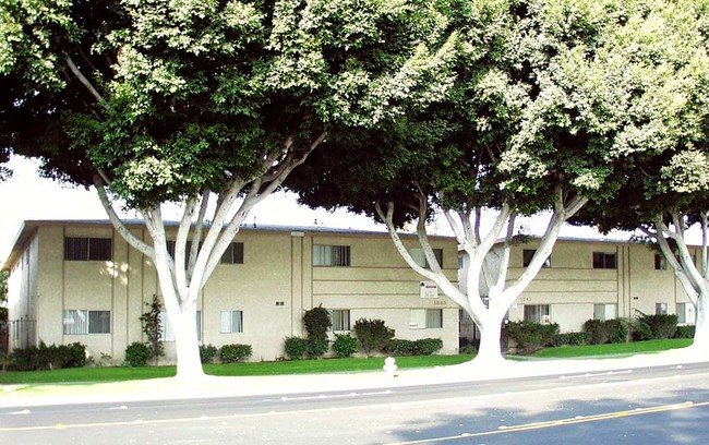 Three Palm Apartments in Anaheim, CA - Building Photo - Building Photo