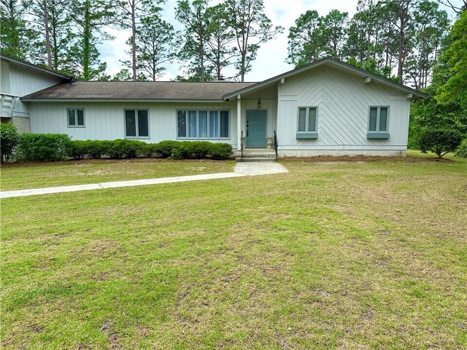 28 Pine Forest Dr W in Jesup, GA - Building Photo