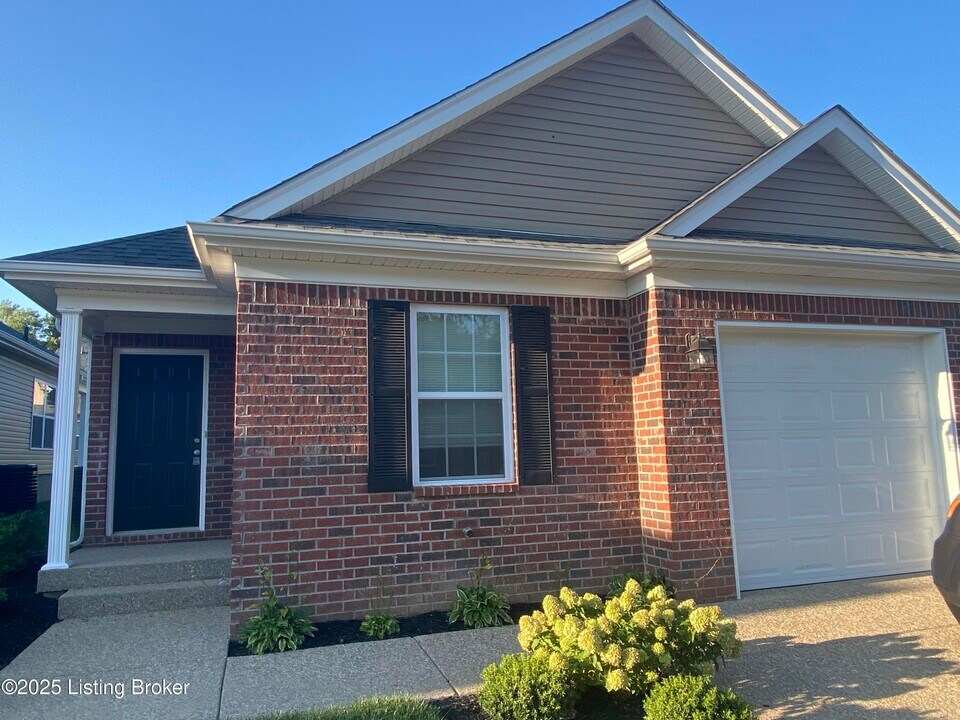 8216 Arbor Meadow Way in Louisville, KY - Building Photo