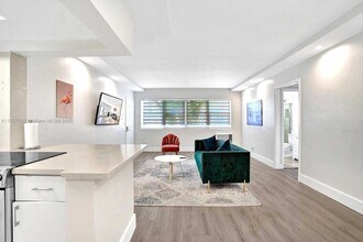 10000 E Bay Harbor Dr in Bay Harbor Islands, FL - Building Photo - Building Photo