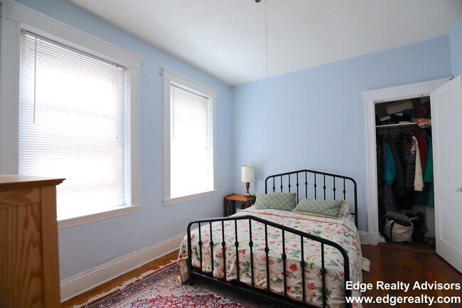 1560 Commonwealth Ave, Unit 7 in Boston, MA - Foto de edificio - Building Photo