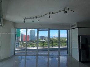 60 SW 13th St in Miami, FL - Building Photo - Building Photo