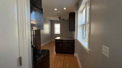 4452 N Sheridan Rd, Unit 4452-3 in Chicago, IL - Building Photo - Building Photo