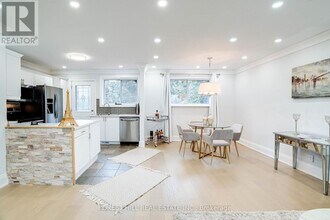 1 Willis Dr in Aurora, ON - Building Photo - Building Photo
